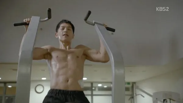 Song Joong Ki yang memamerkan abs menggoda di episode pertama Descendants of The Sun. ©KBS 2TV