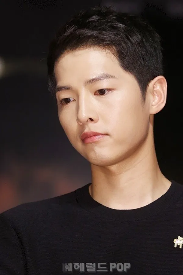 Dandan santai, Song Joong Ki pilih style casual. © kpopherald.com