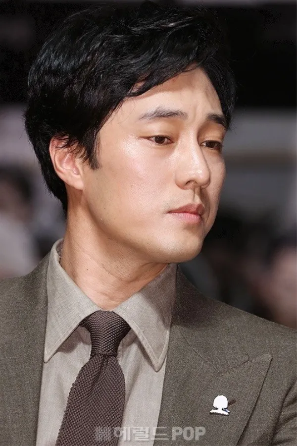 Fans dibuat jatuh hati dengan penampilan rapi So Ji Sub. © kpopherald.com