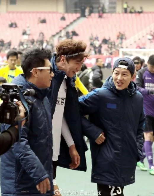 Song Joong Ki bercanda dengan Lee Kwang Soo dan Ji Suk Jin di tengah syuting Running Man. ©soompi.com
