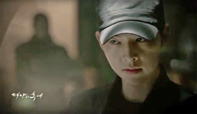 Song Joong Ki melepas jabatannya sebagai kapten dan tentara demi menyelamatkan Song Hye Gyo. ©couch-kimchi.com