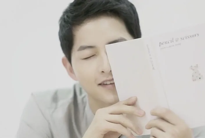 Video behind the scene syuting Song Joong Ki yang bakal bikin hati wanita meleleh. ©Forencos