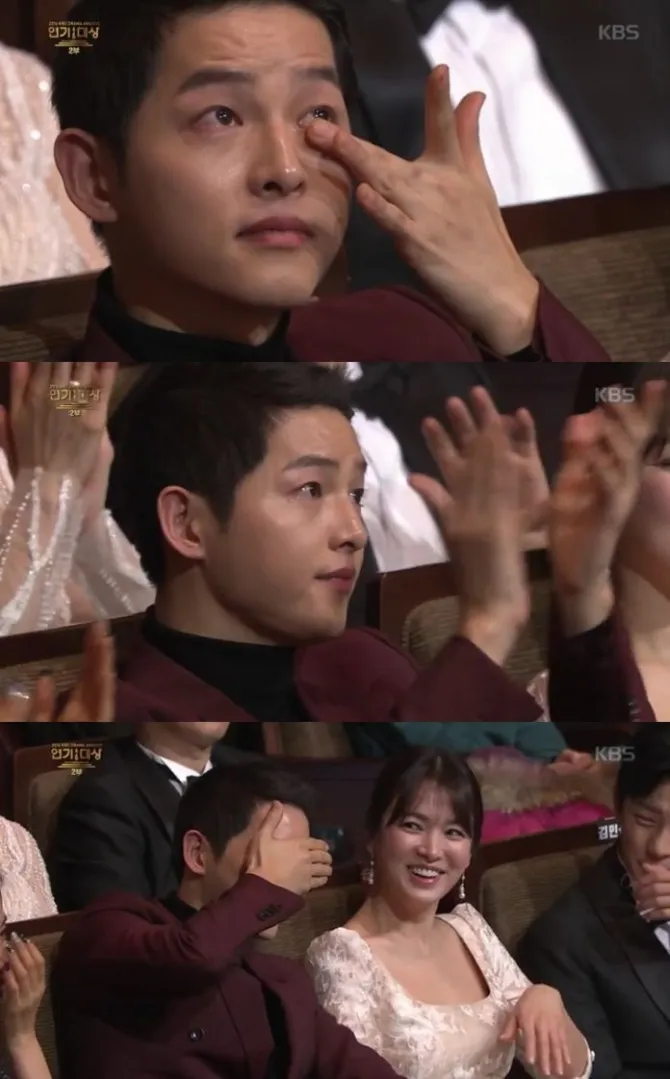 Song Joong Ki tak bisa menahan air mata saat mendengar sambutan dari Park Bo Gum yang merupakan junior yang juga sahabatnya. ©kpopherald.com