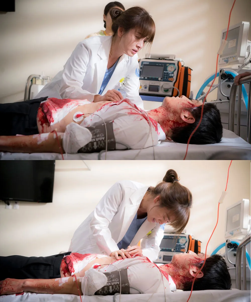 Song Hye Gyo yang dibuat nangis melihat Song Joong Ki sudah bermandikan darah karena luka tembak. ©couch-kimchi.com