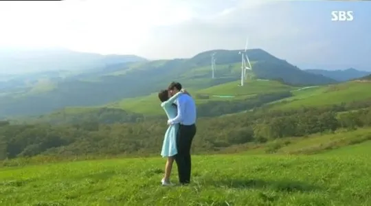 Kim Tae Hyun dan Han Yeo Jin kencan di bukit kincir angin. ©SBS