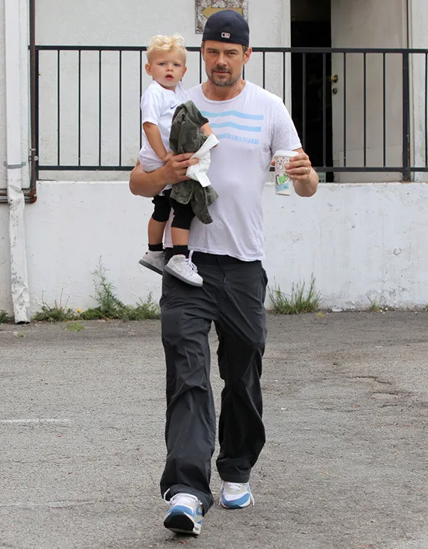 Josh Duhamel dan anaknya terlihat kompak © Fameflynet