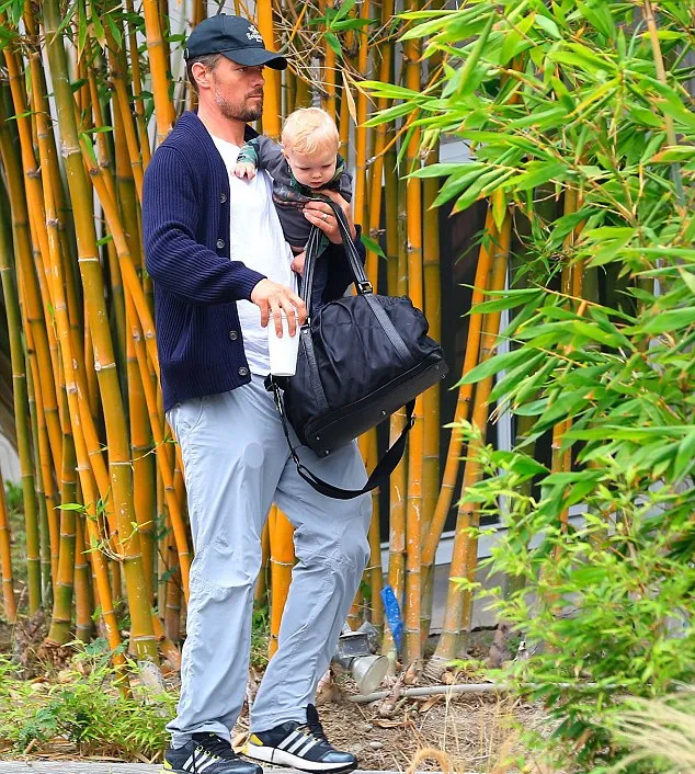 Yuk Intip Gaya Josh Duhamel Saat Mengasuh Anaknya 