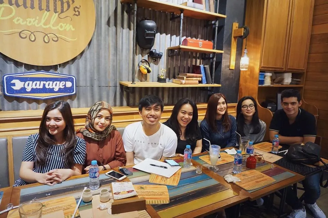 Joshua, kembali berkumpul dengan sederet teman-temannya yang mantan penyanyi cilik bersama Kak Ria Enes! © instagram.com/jojosuherman