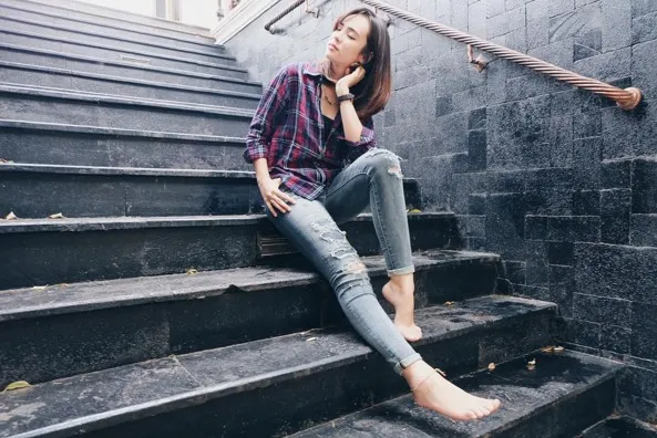 Yuk fokus ke gelang kaki yang dikenakan Pamela! © instagram.com/pammybowie
