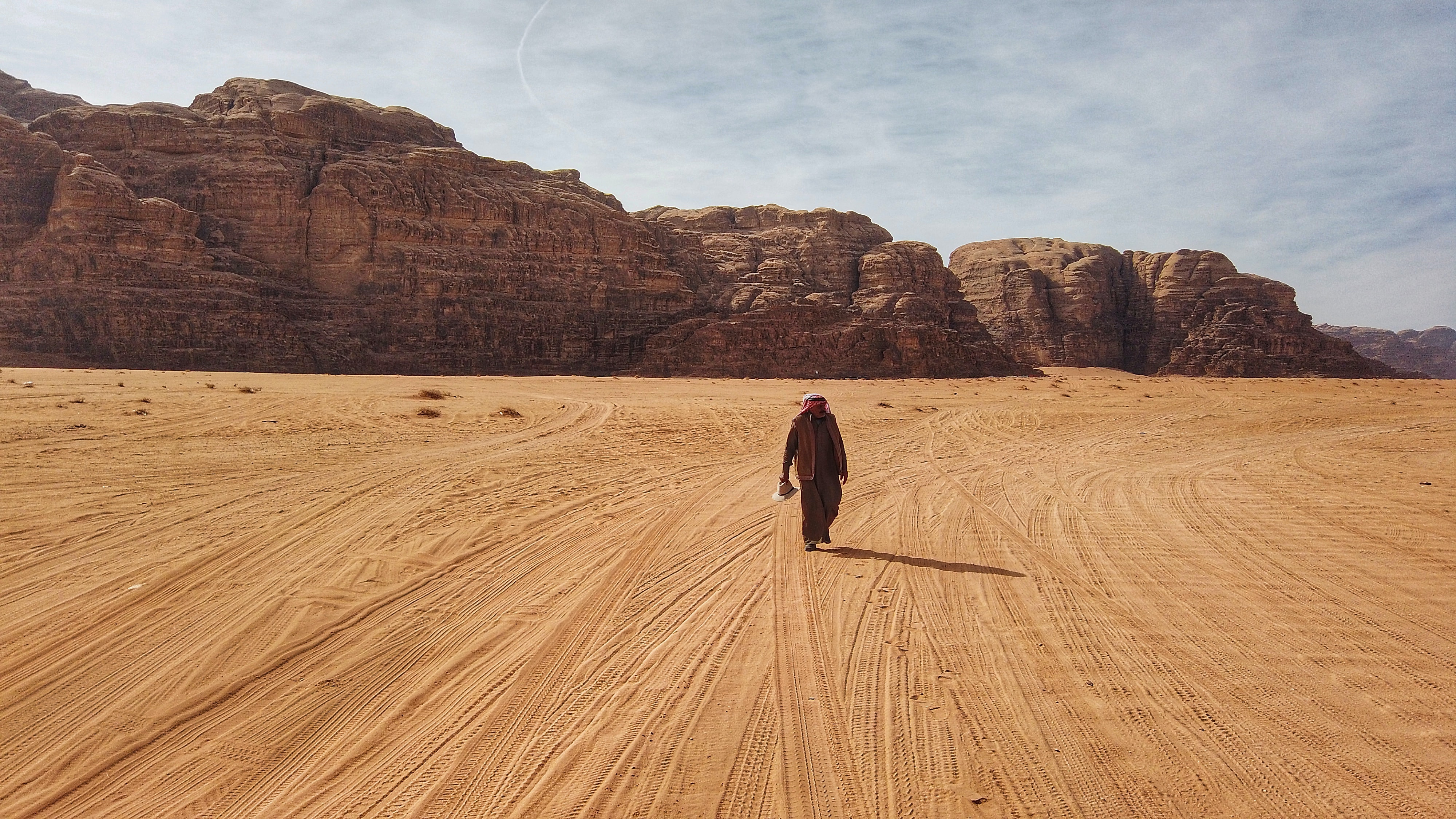 Desert people. Пустыня Мейсан. Пустынный карьер. Человек пустыня дорога. Диван в пустыне.