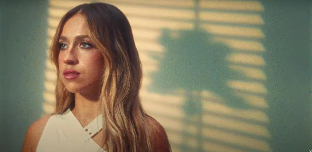 Tate McRae - plastic palm trees