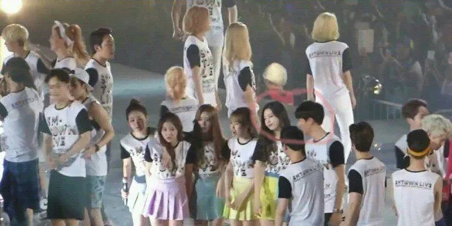 Joy Red Velvet dan Chanyeol EXO yang berakhir berdiri berdampingan setelah 'banyak halangan'. ©soompi.com