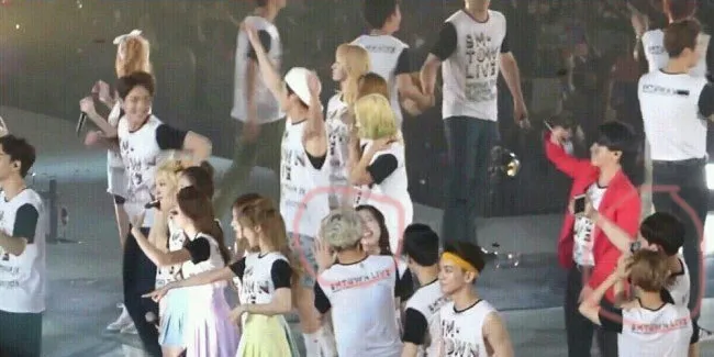 Heechul yang kembali menggoda Heechul, membuat Chanyeol mundur dan selfie bersama Baekhyun. ©soompi.com