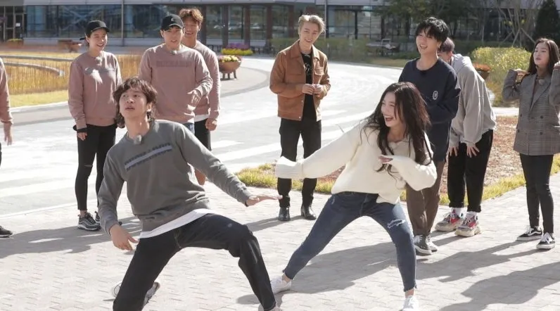 Lee Kwang Soo dan Joy ngedance bareng © SBS
