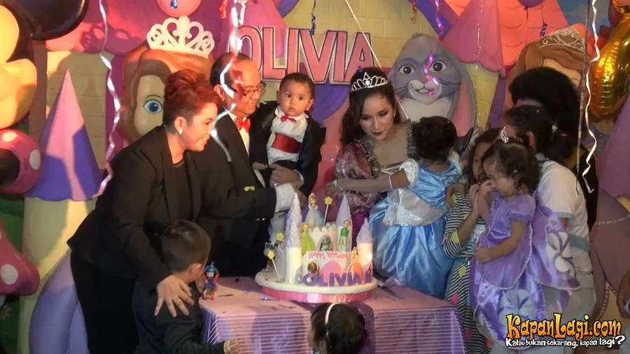 Joy kini hidup tenang bersama putra tercinta, Joshua. @KapanLagi.com®