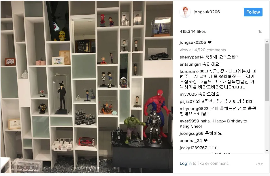 Lee Jong Suk memamerkan rak berisi koleksi pribadi. ©Instagram/jongsuk0206