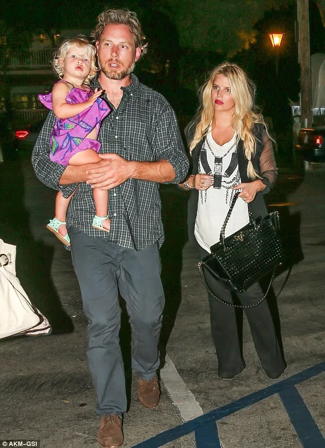 Jessica Simpson bersama keluarga @ dailymail.co.uk 
