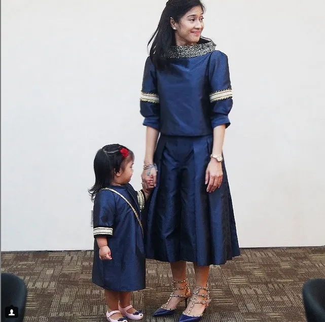 Dian Sastro kembaran baju dengan anaknya © Instagram/Dian Sastro