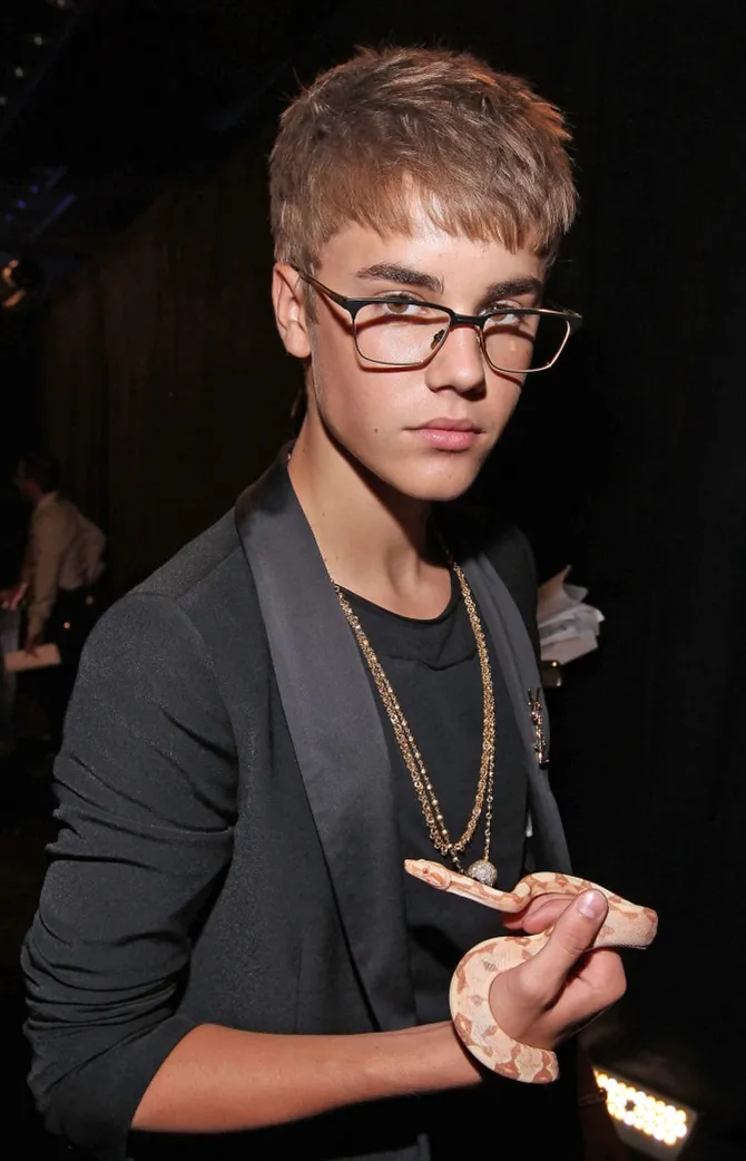 Tatapan Justin lebih mematikan dibanding bisa ular. (credit: people.com)