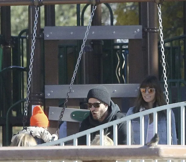 Justin Timberlake dan Jessica Biel ajak anak main © Fameflynet via Dailymail
