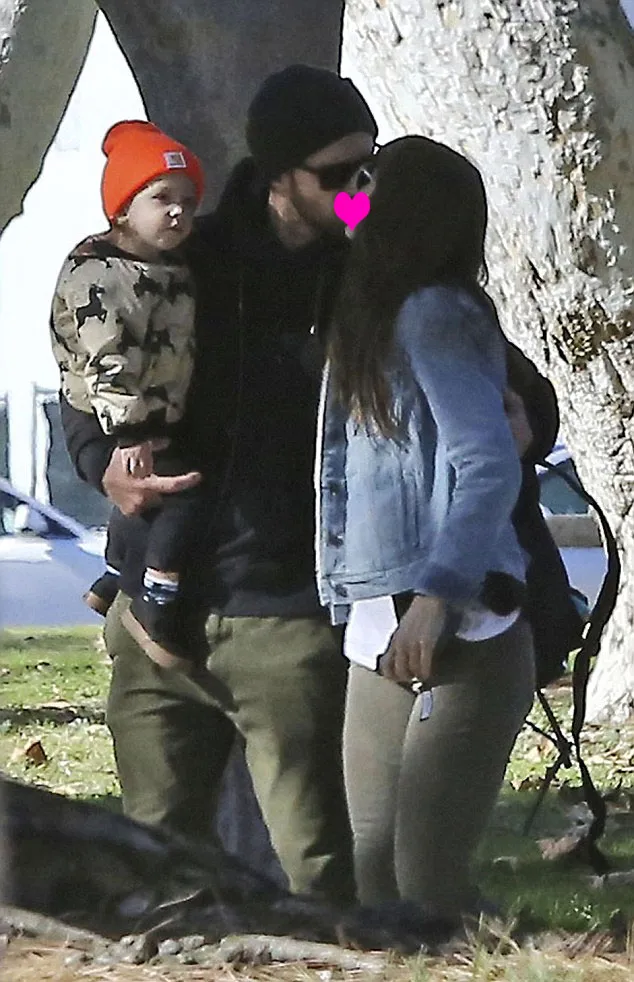 Justin dan Jessica ciuman di bawah pohon © Fameflynet via Dailymail.co.uk