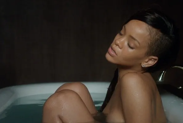 Rihanna dalam video klip Stay @zimbio.com