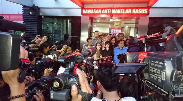 Jupe minta maaf atas nama Zaskia Gotik lewat Instagram miliknya © Instagram.com/juliaperrezz