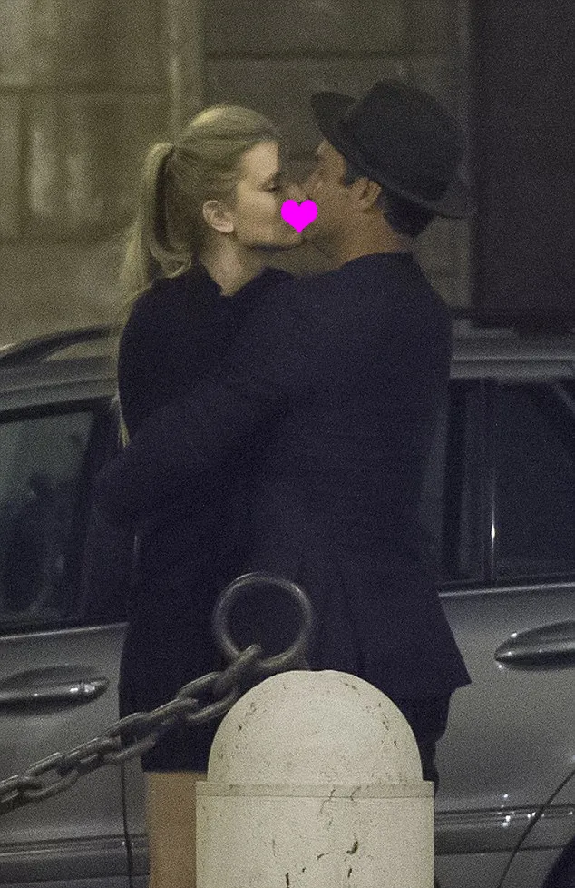 Jude cium mesra pacar barunya © Splashnews.com