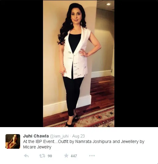 Ini dia penampilan hitam dan putih ala Juhi Chawla. cantik kan? © Twitter.com/iam_juhi