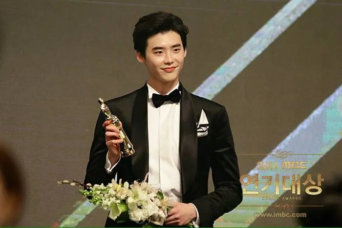 Lee Jong Suk saat menerima penghargaan di MBC Drama Awards. ©imbc.com