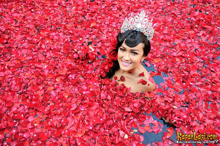 Jupe bakal mandi kembang seperti ini lagi? @KapanLagi.com®