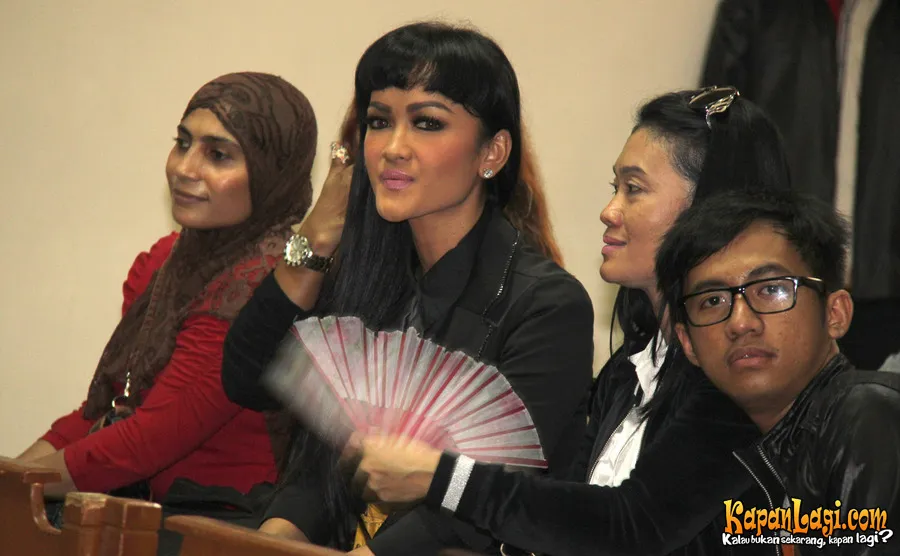 Ibunda Jupe enggan menanggapi berita penjualan rumah.