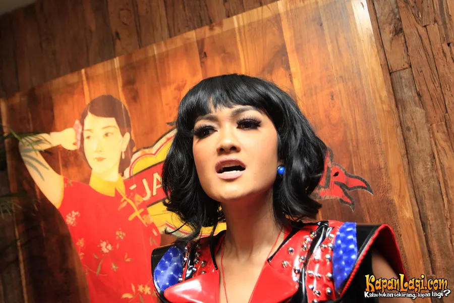 Julia Perez kini menjadi buronan polisi.