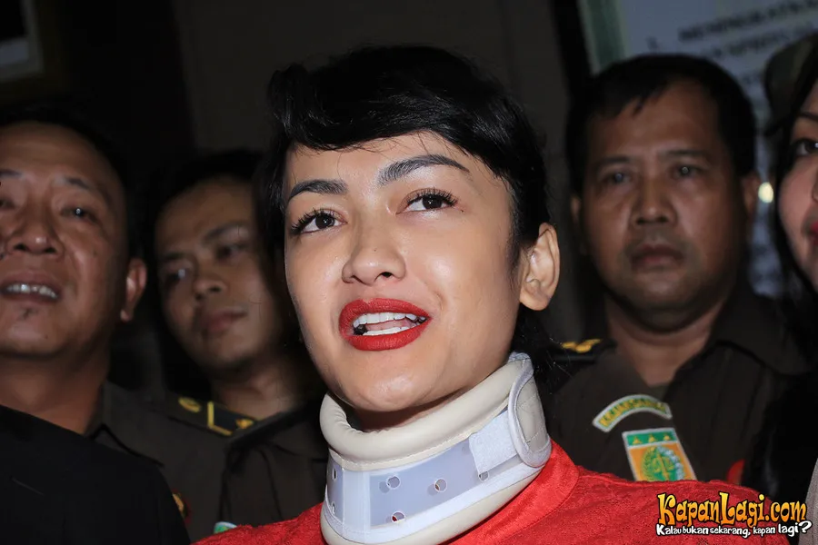 Jupe mengajar bahasa Inggris di tahanan.