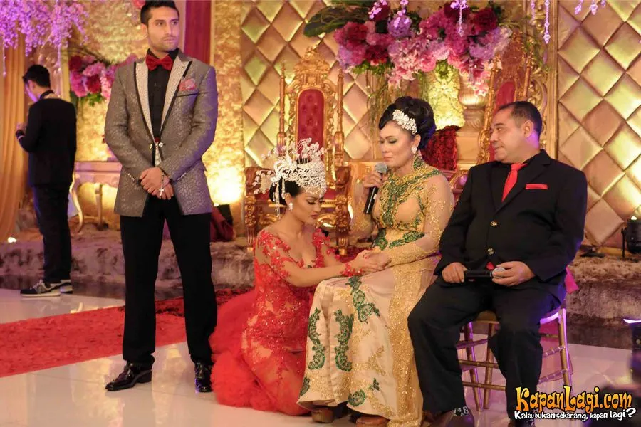 Jupe saat lamaran dengan Gaston. @KapanLagi.com®