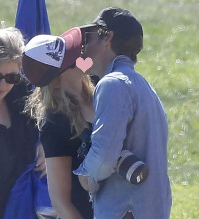 Julia Roberts dan suaminya tertangkap kamera berciuman di depan umum © Fameflynet
