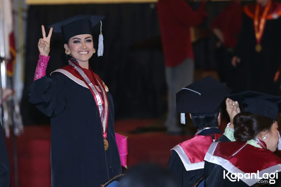 Meski agak terlambat, Jupe akhirnya telah lulus dari S1. ©KapanLagi.com/Agus Apriyanto