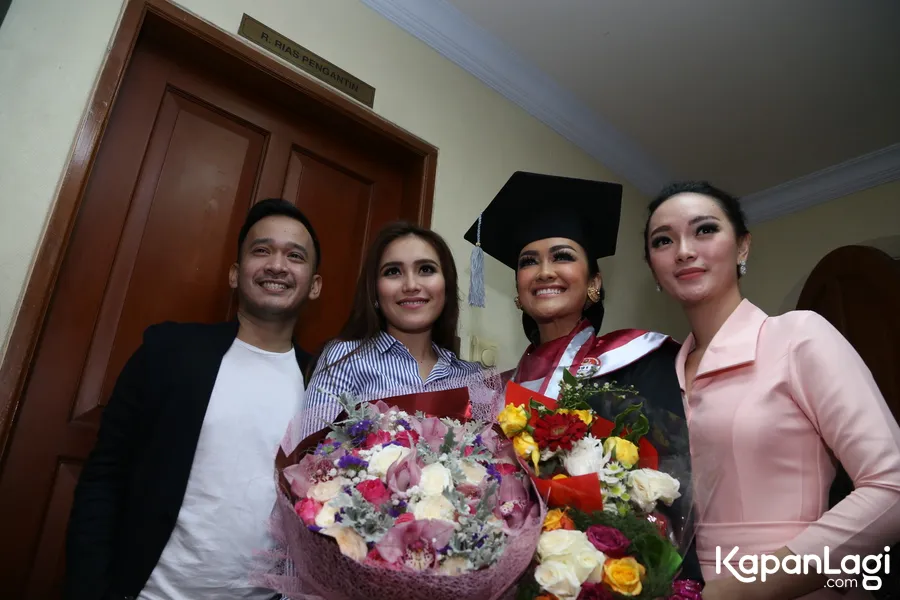 Sebagai bentuk dukungan, Ayu hadir saat Jupe wisuda © KapanLagi.com®/Agus Apriyanto