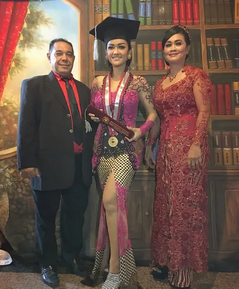Ibunda Jupe bangga sang putri lulus S1. ©instagram Julia Perez