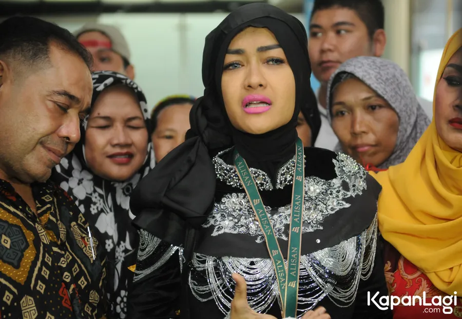 Sambil bercucuran air mata, Jupe ceritakan pengalaman tak terlupakan di Tanah Suci/©KapanLagi.com®/Bayu Herdianto