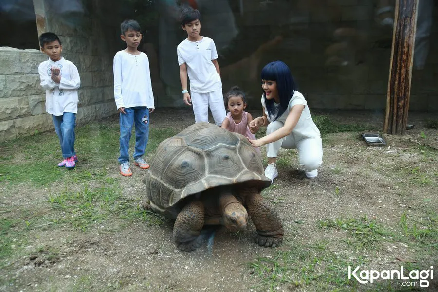 Jupe dekat dengan anak-anak © KapanLagi.com®/Agus Apriyanto