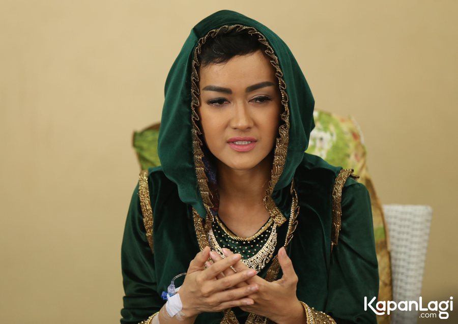 Lia berdoa semoga ada keajaiban setelah Jupe pulang umrah/©KapanLagi.com®/Agus Apriyanto