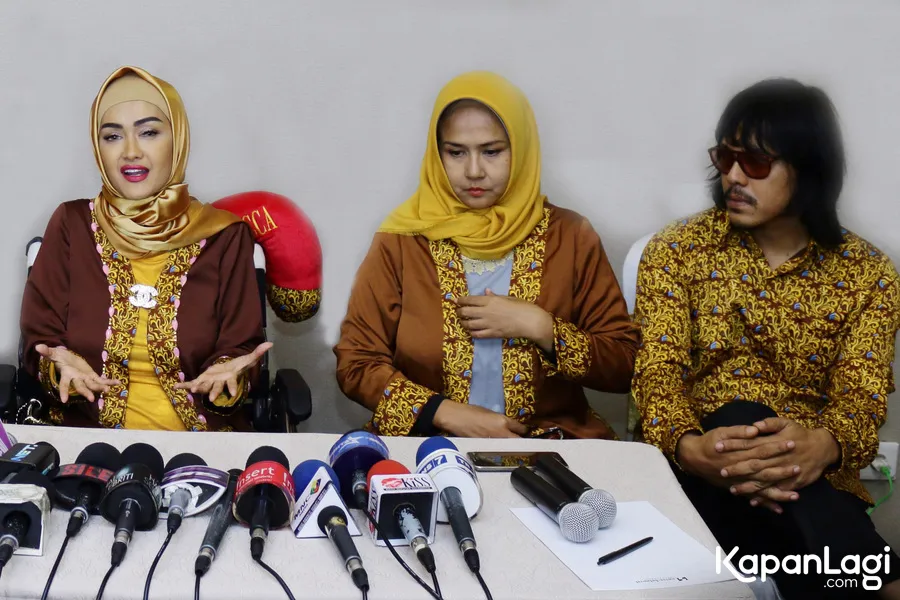 Jupe & Ria Irawan beribadah umrah bersama. ŠKapanLagi.com/Budy Santoso