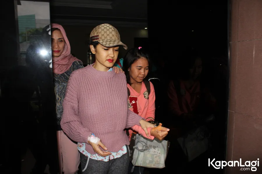 Jupe menyempatkan diri untuk memenuhi panggilan pihak berwajib terkait kasus asisten dengan Nikita Mirzani. ©KapanLagi.com/Bayu Herdianto