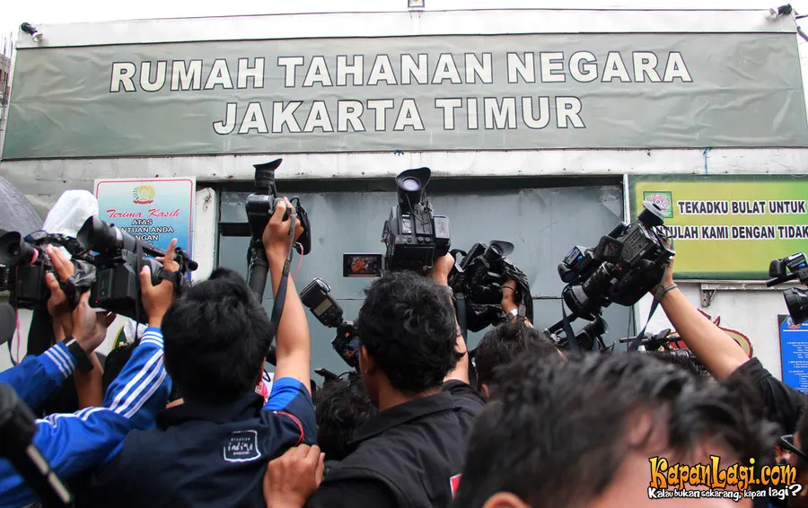 Wartawan Sambut Kebebasan Julia Perez @Foto: Agus Apriyanto