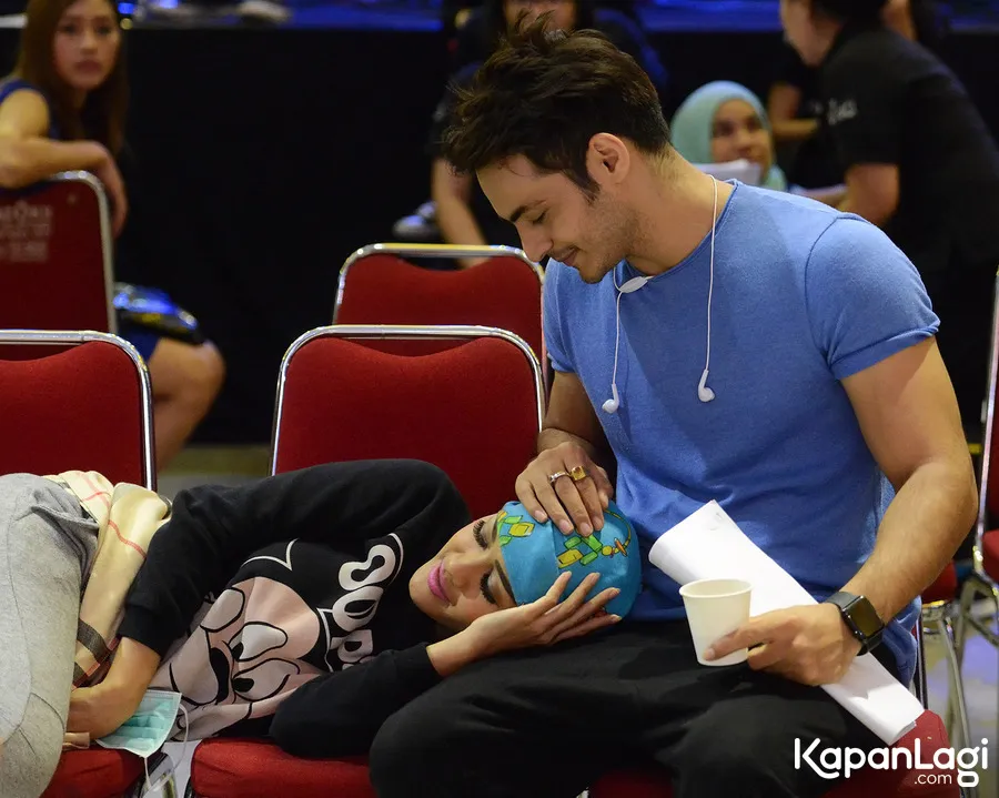 Julia Perez kecapekan, Ravi Bhatia menunjukkan perhatian. ©KapanLagi.com/Bambang E Ros