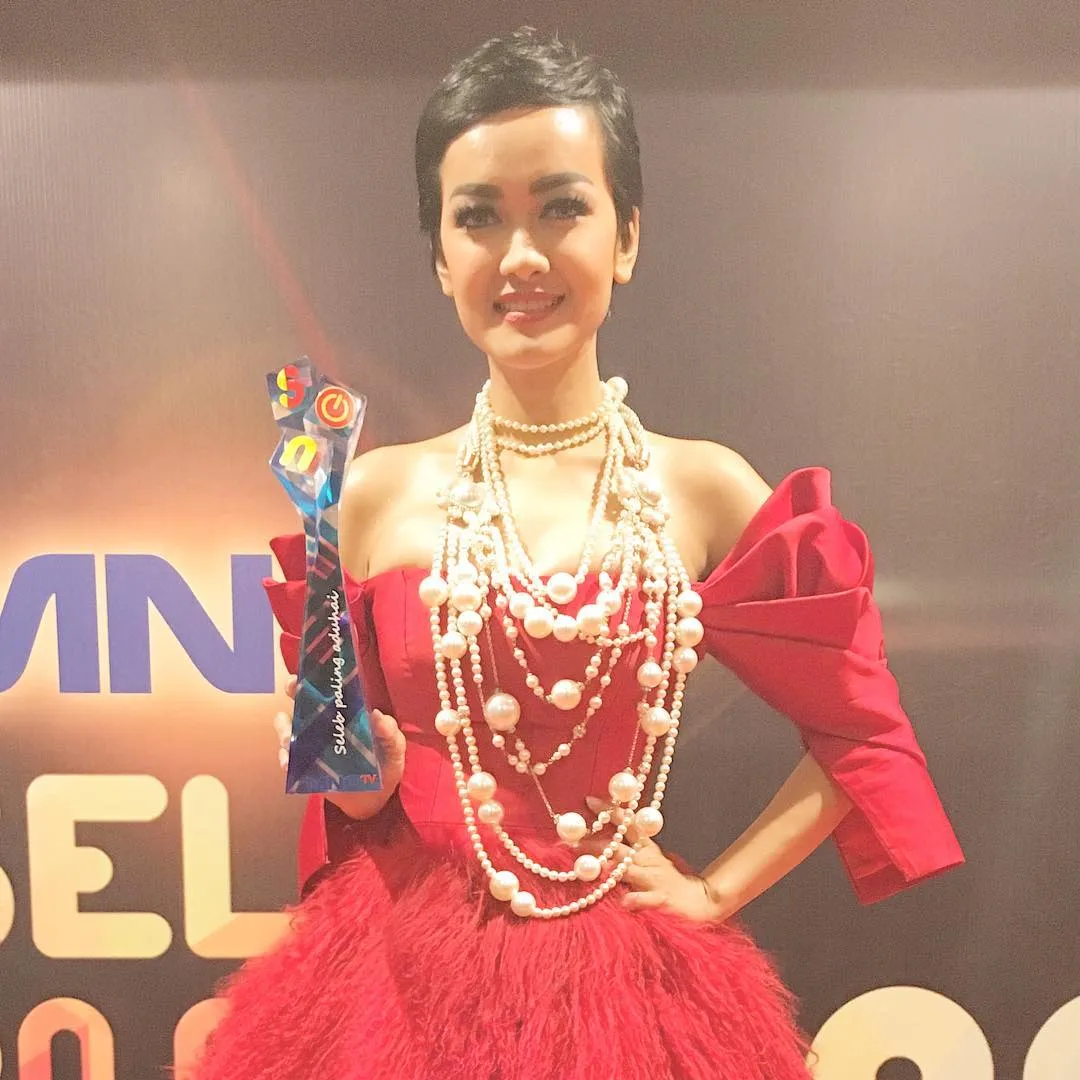 Busana Jupe di Seleb on News Award 2016, terlalu vulgar? © Instagram/juliaperrezz