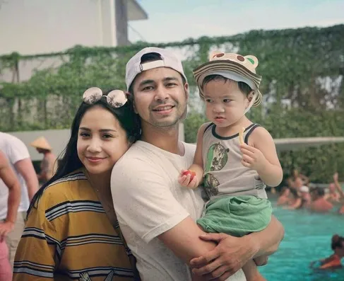 Dilanda gosip perselingkuhan, Raffi menepis hal ini dengan liburan bareng keluarga di Bali. /©instagram.com/raffinagita1717