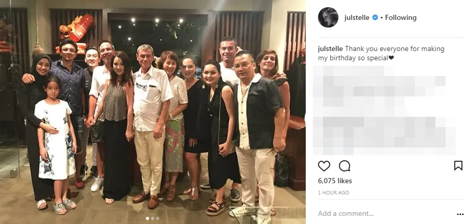 Julie menggenggam tangan David, pria yang dikabarkan dekat dengannya @instagram/julstelle