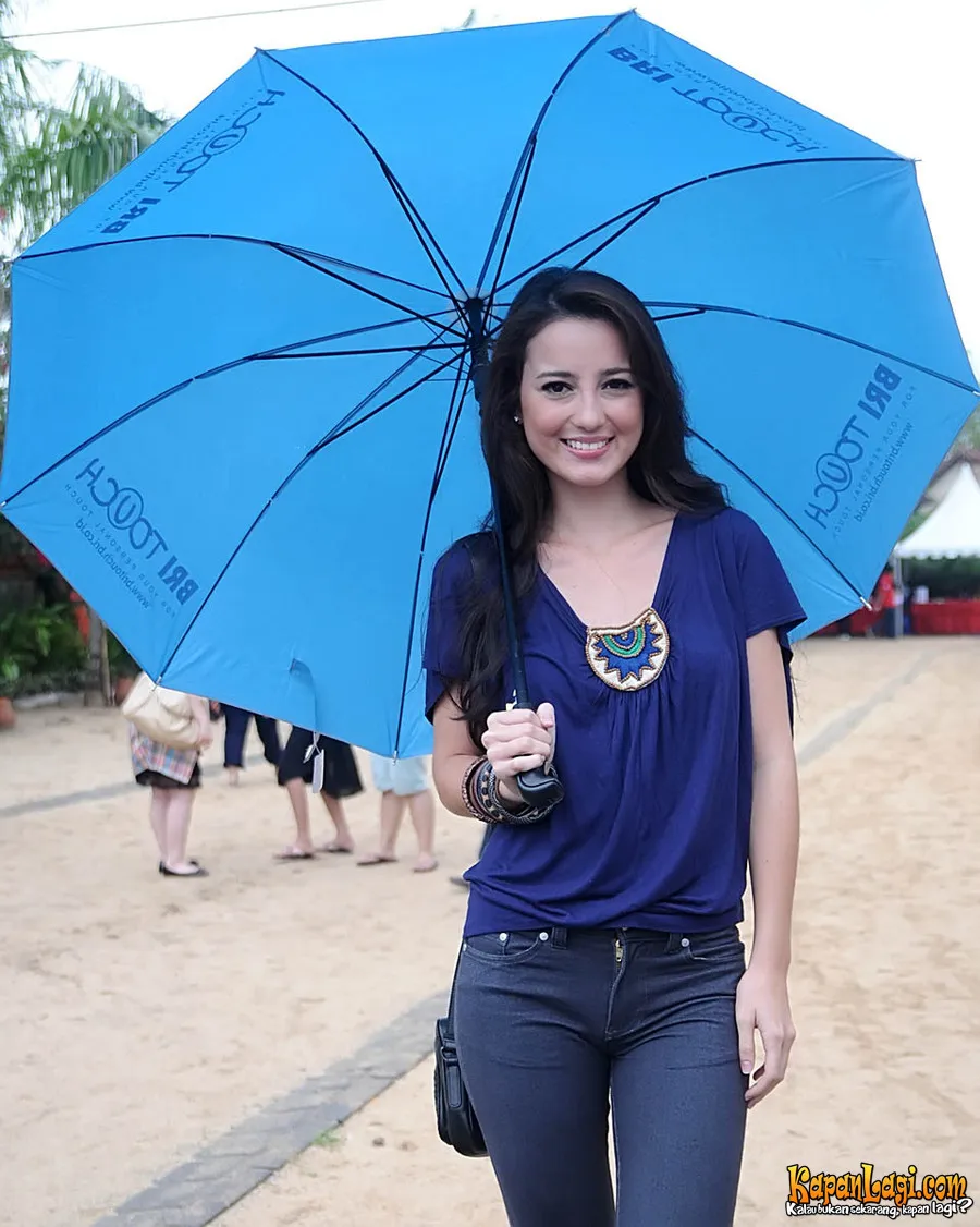 Julie Estelle belum memberikan seorang cucu untuk sang ibu. ©KapanLagi.com®